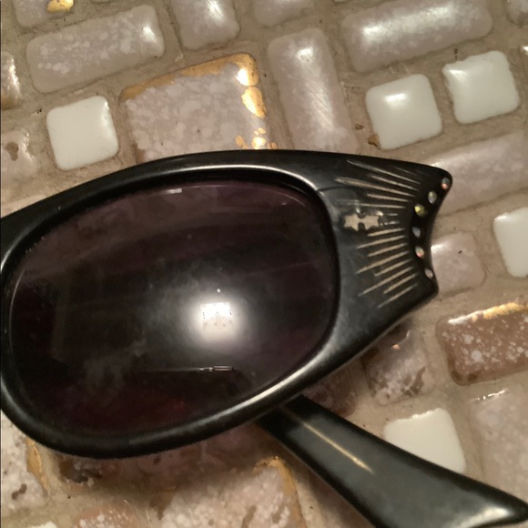 Vintage Cat Eye Sunglasses - Picture 4 of 4